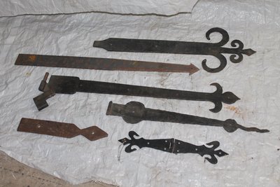 Pentures et quincaillerie de porte en fer forgé