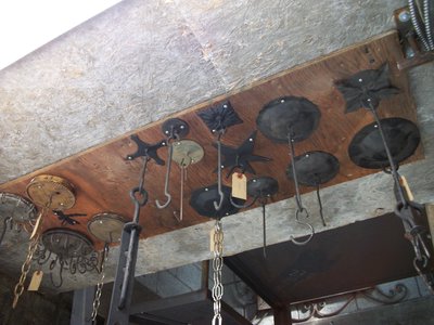 Présentoir d'appliques en fer forgé, vue rapprochée