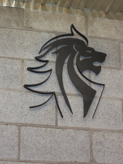 Tête de lion en métal découpé, art mural