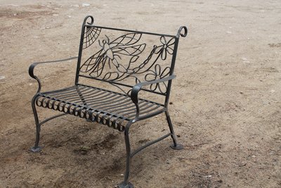 Banc en fer forgé avec motifs de libellules et fleurs