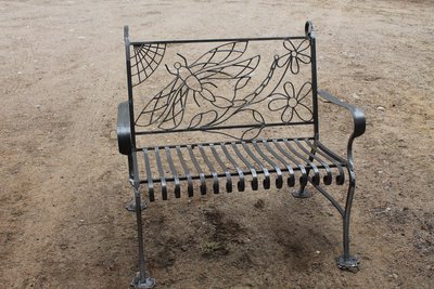 Banc en fer forgé avec libellules, vue de face