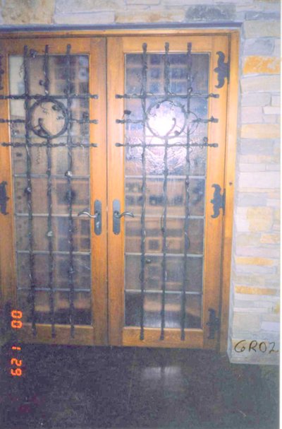 Portes doubles avec grilles en fer forgé et médaillons