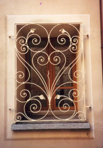 Grille de fenêtre en fer forgé avec volutes en cœur