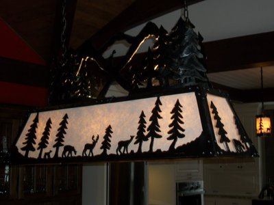 Lustre en fer forgé avec scène de forêt et montagnes, vue rapprochée