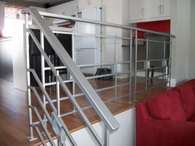 Rampe d'escalier moderne avec barreaux horizontaux