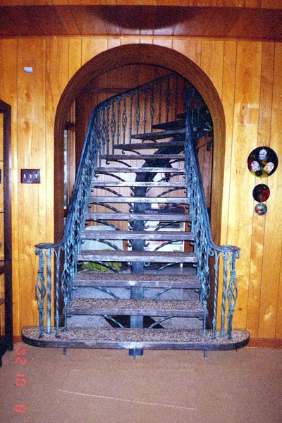 Rampe d'escalier avec scène de nature et orignal en fer découpé