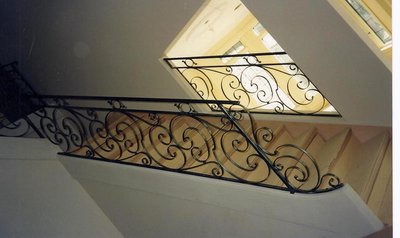 Rampe d'escalier en fer forgé avec volutes classiques