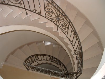 Rampe d'escalier en colimaçon en fer forgé, vue plongeante