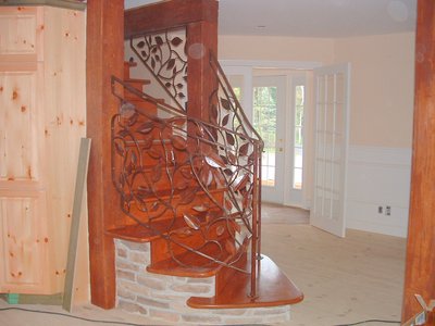 Rampe d'escalier en colimaçon avec motifs de feuilles