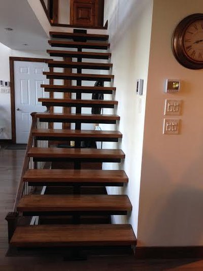 Escalier flottant à limon central avec marches en bois