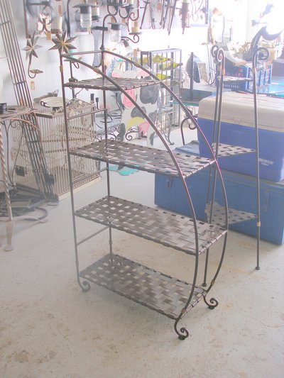 Escalier en colimaçon en fer forgé avec motifs de vignes